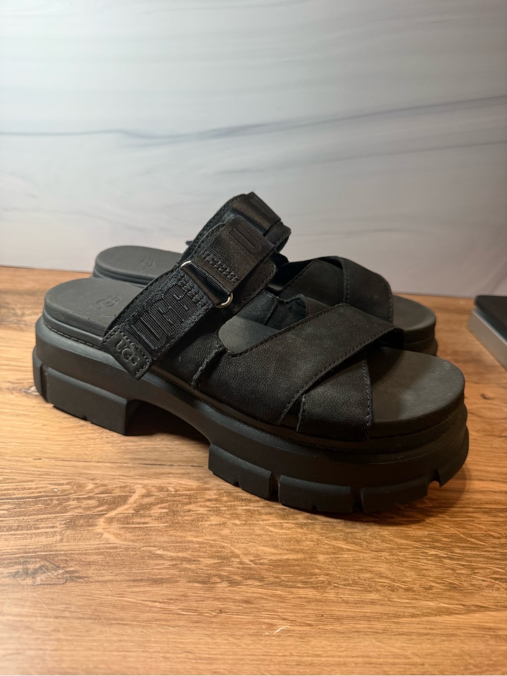 UGG Ashson Slide Sandals Women’s 9.5 Black Chunky Platform Lug Sole